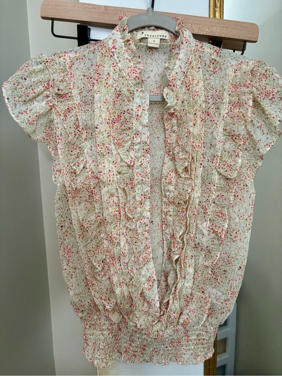 Forever 21 Tops - Ditsy Floral Print Ruffle Blouse